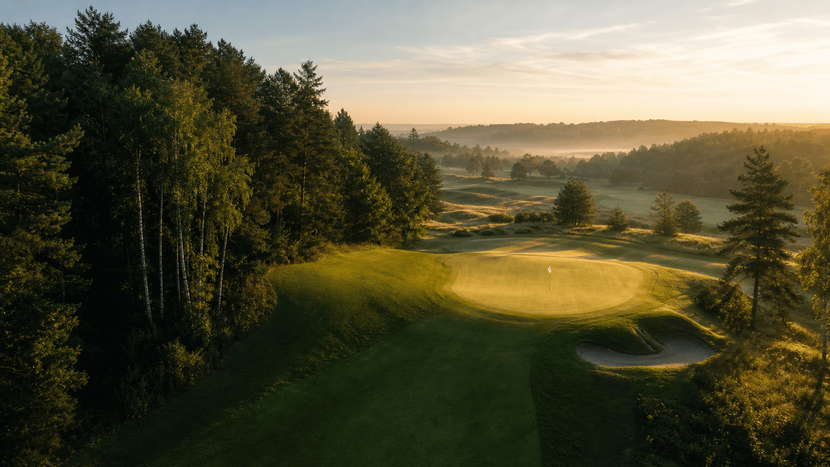 Pole golfowe wśród polskich lasów o wschodzie słońca